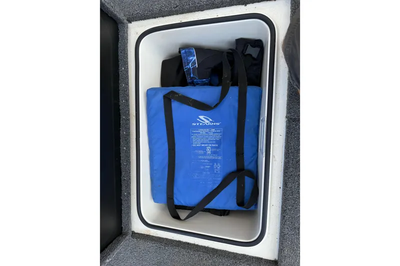 Slide: The Image of Blue life jacket in Vexus AVX 2080 storage compartment, 2020 model. - 22