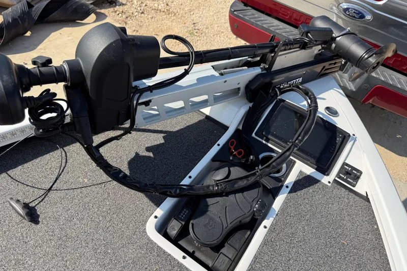 Slide: The Image of 2020 Vexus AVX 2080 boat with Minn Kota trolling motor and control panel. - 28