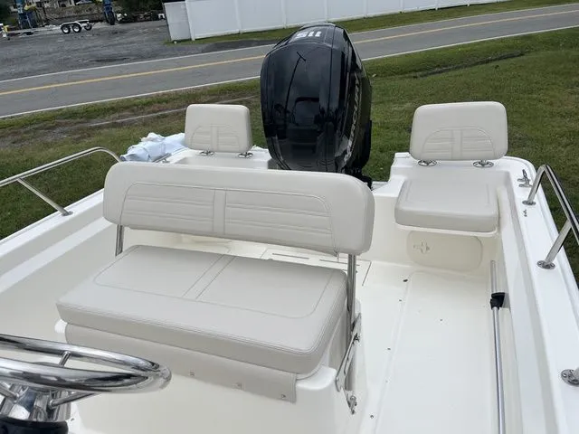 Slide: The Image of Boston Whaler 170 Montauk 2026 - 10