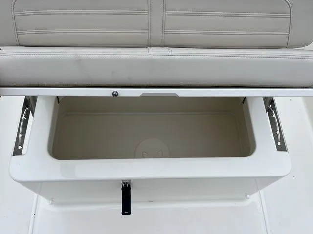 Slide: The Image of Boston Whaler 170 Montauk 2026 - 15