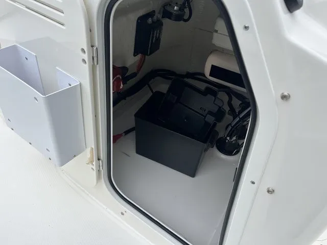 Slide: The Image of Boston Whaler 170 Montauk 2026 - 17