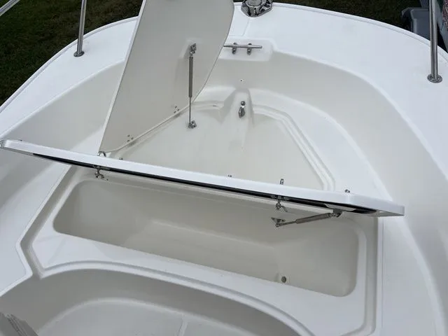 Slide: The Image of Boston Whaler 170 Montauk 2026 - 19