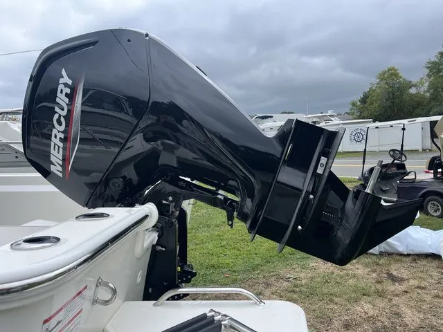 Slide: The Image of Boston Whaler 170 Montauk 2026 - 24