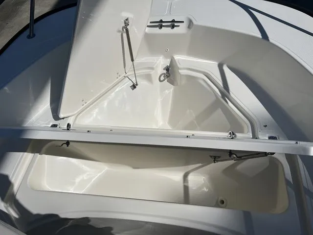 Slide: The Image of Boston Whaler 170 Montauk 2026 - 10