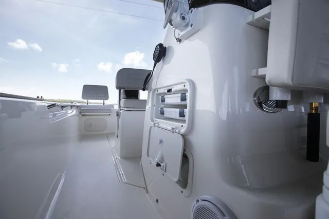 Slide: The Image of Boston Whaler 170 Montauk 2026 - 5