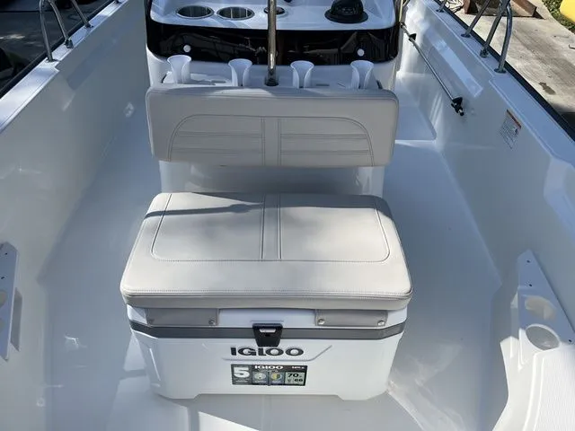 Slide: The Image of Boston Whaler 170 Montauk 2026 - 8