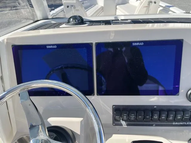 Slide: The Image of Boston Whaler 280 Dauntless 2026 - 19