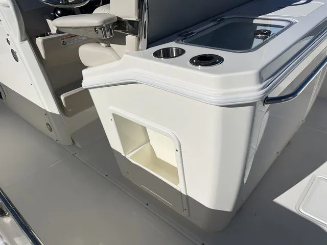 Slide: The Image of Boston Whaler 280 Dauntless 2026 - 23