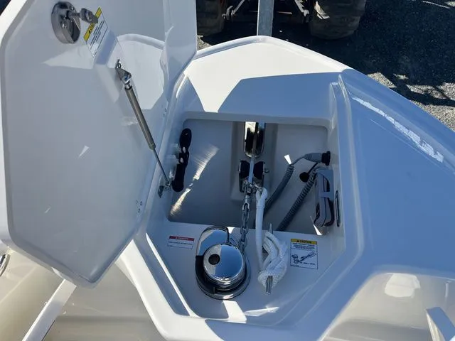 Slide: The Image of Boston Whaler 280 Dauntless 2026 - 24