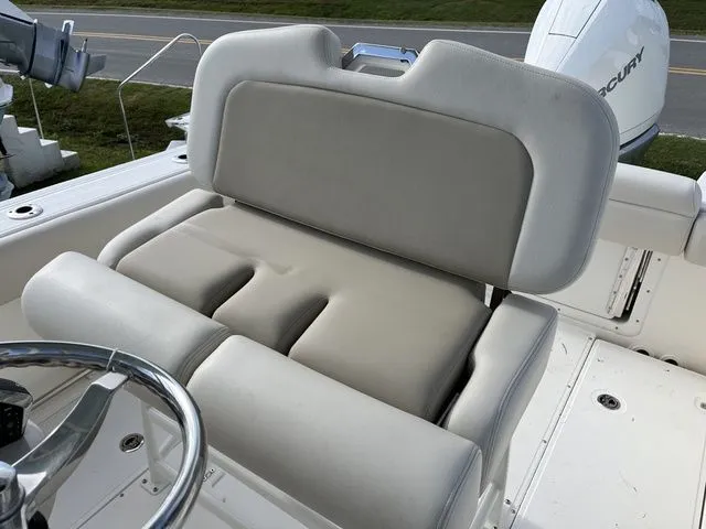 Slide: The Image of Boston Whaler 230 Outrage 2024 - 9