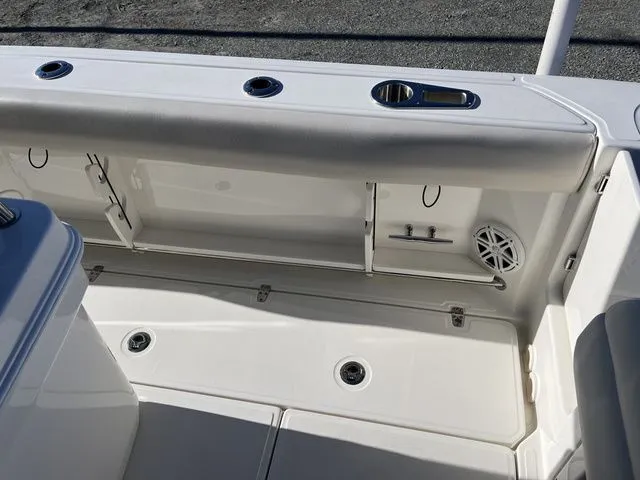 Slide: The Image of Boston Whaler 250 Outrage 2025 - 12