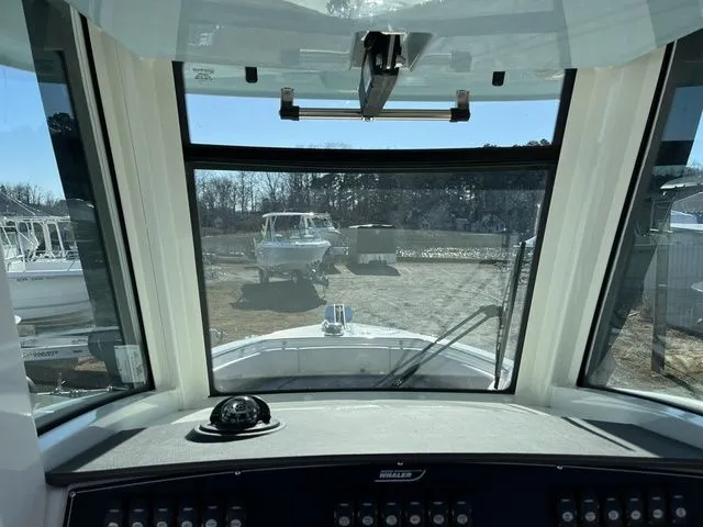 Slide: The Image of Boston Whaler 250 Outrage 2025 - 19