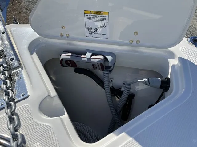 Slide: The Image of Boston Whaler 250 Outrage 2025 - 25