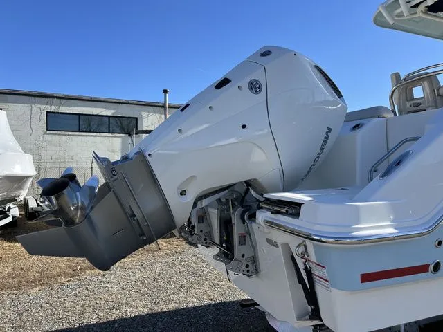 Slide: The Image of Boston Whaler 250 Outrage 2025 - 34