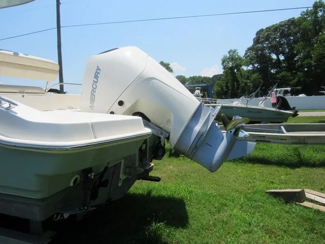 Slide: The Image of Boston Whaler 220 Dauntless 2023 - 10