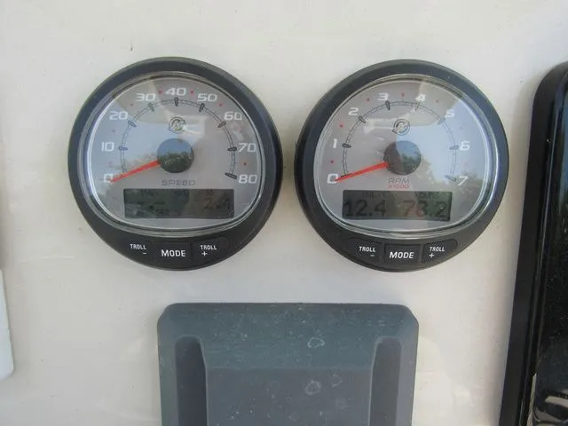 Slide: The Image of Boston Whaler 220 Dauntless 2023 - 12