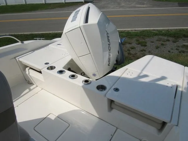 Slide: The Image of Boston Whaler 220 Dauntless 2023 - 15