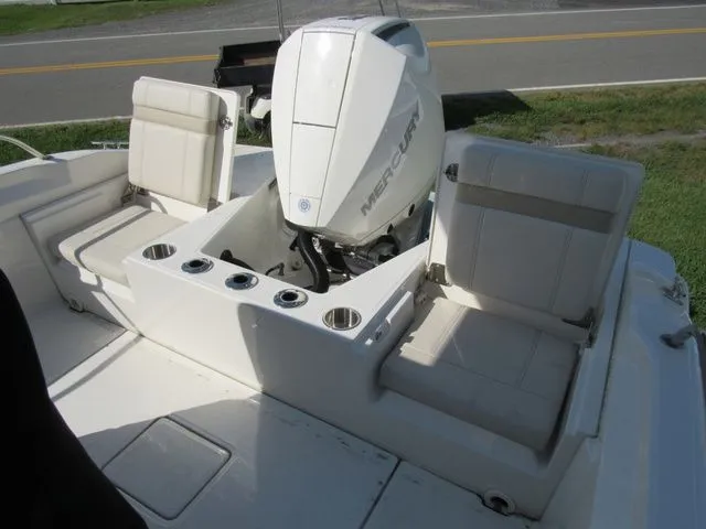 Slide: The Image of Boston Whaler 220 Dauntless 2023 - 16