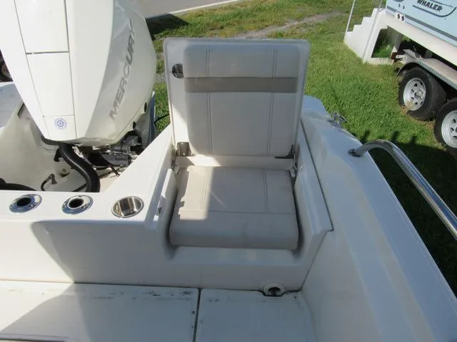 Slide: The Image of Boston Whaler 220 Dauntless 2023 - 17