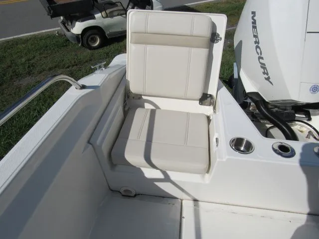 Slide: The Image of Boston Whaler 220 Dauntless 2023 - 18