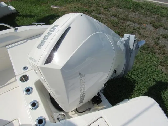 Slide: The Image of Boston Whaler 220 Dauntless 2023 - 19