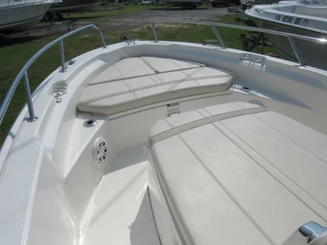 Slide: The Image of Boston Whaler 220 Dauntless 2023 - 21