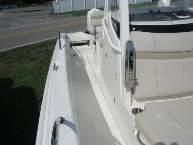 Slide: The Image of Boston Whaler 220 Dauntless 2023 - 23