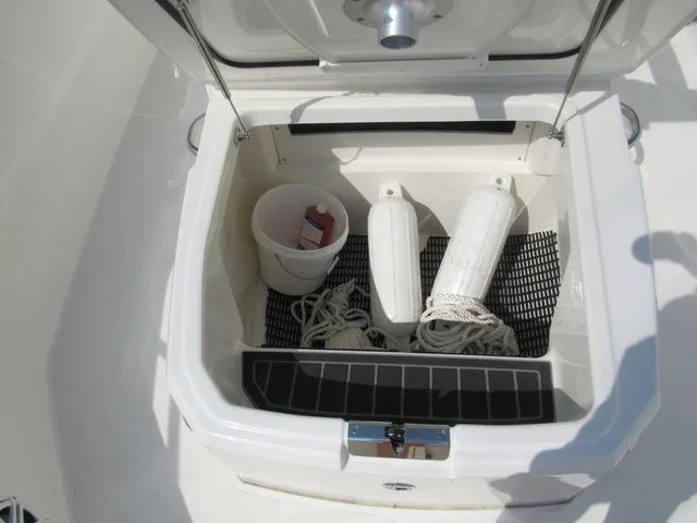 Slide: The Image of Boston Whaler 220 Dauntless 2023 - 26