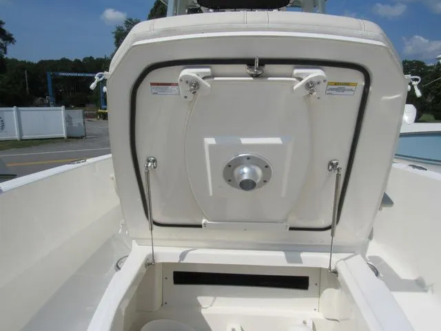 Slide: The Image of Boston Whaler 220 Dauntless 2023 - 27