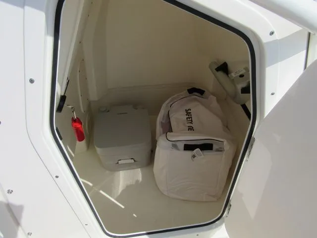 Slide: The Image of Boston Whaler 220 Dauntless 2023 - 28