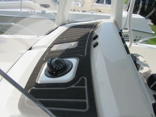 Slide: The Image of Boston Whaler 220 Dauntless 2023 - 30