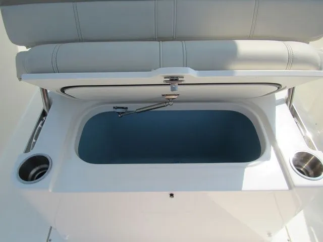 Slide: The Image of Boston Whaler 220 Dauntless 2023 - 32