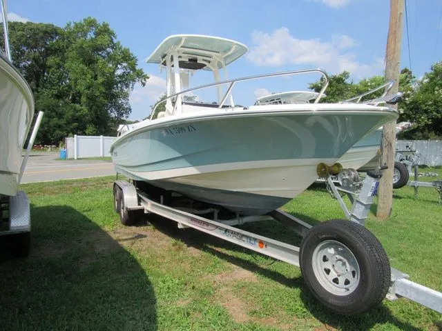 Slide: The Image of Boston Whaler 220 Dauntless 2023 - 4