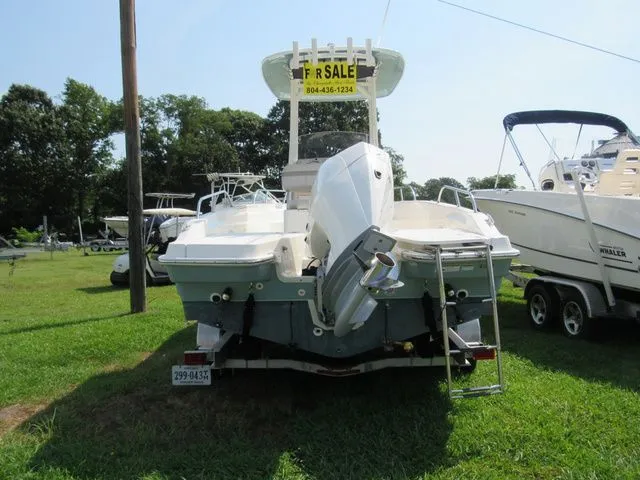 Slide: The Image of Boston Whaler 220 Dauntless 2023 - 6