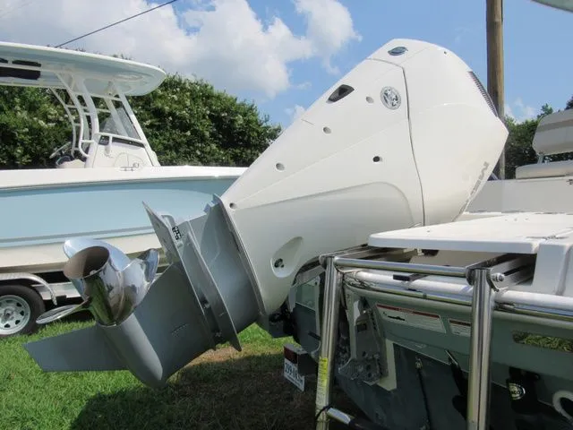 Slide: The Image of Boston Whaler 220 Dauntless 2023 - 8