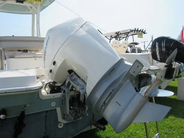 Slide: The Image of Boston Whaler 220 Dauntless 2023 - 9