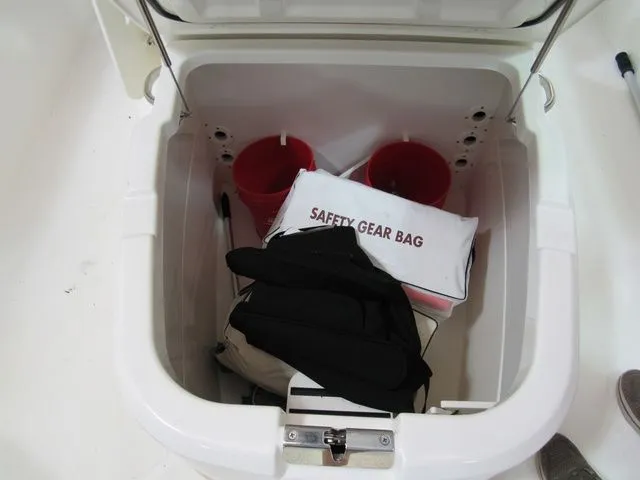 Slide: The Image of Boston Whaler 270 Dauntless 2019 - 10