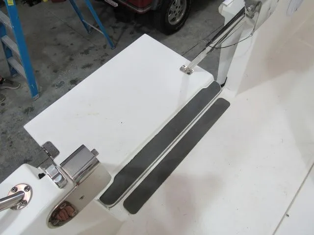 Slide: The Image of Boston Whaler 270 Dauntless 2019 - 17