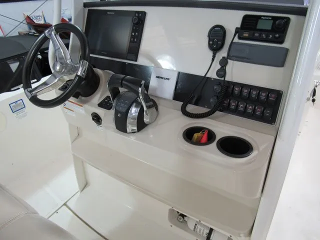 Slide: The Image of Boston Whaler 270 Dauntless 2019 - 6