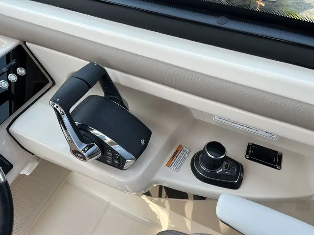 Slide: The Image of Boston Whaler 330 Vantage 2025 - 10