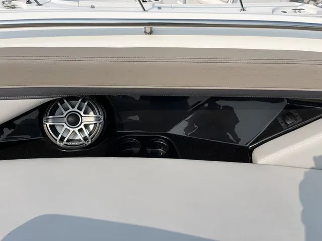 Slide: The Image of Boston Whaler 330 Vantage 2025 - 15