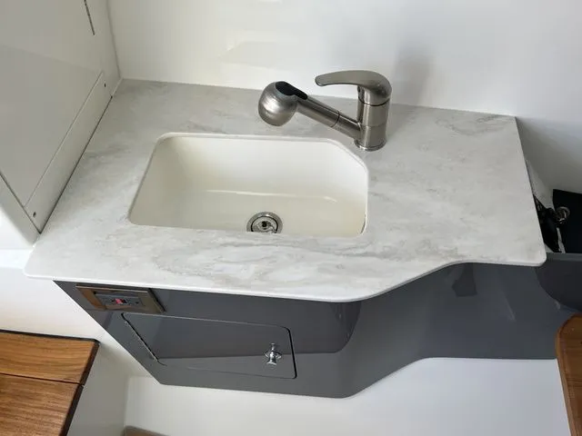 Slide: The Image of Boston Whaler 330 Vantage 2025 - 18