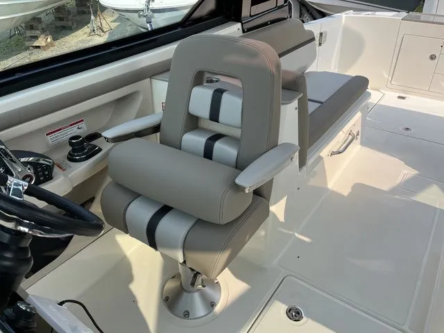 Slide: The Image of Boston Whaler 330 Vantage 2025 - 19
