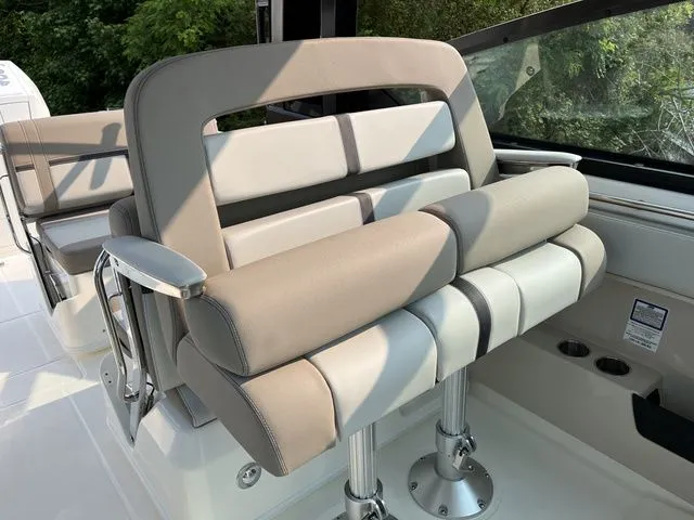 Slide: The Image of Boston Whaler 330 Vantage 2025 - 21