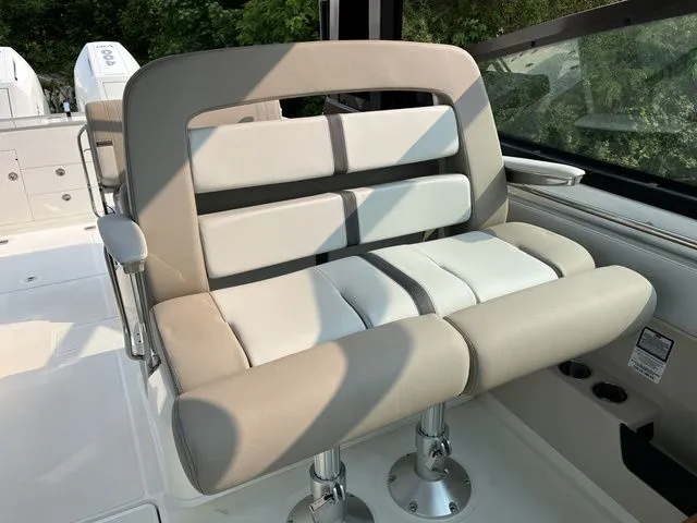 Slide: The Image of Boston Whaler 330 Vantage 2025 - 22