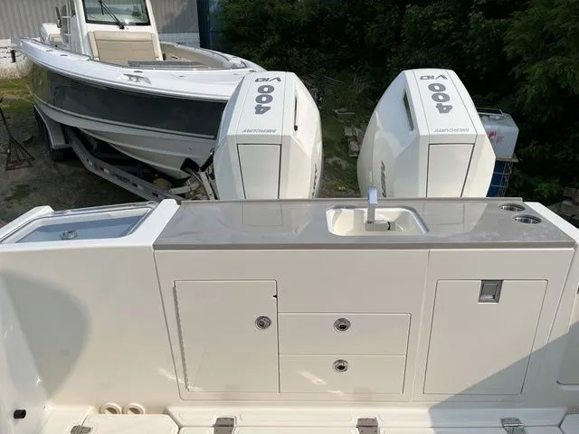 Slide: The Image of Boston Whaler 330 Vantage 2025 - 23