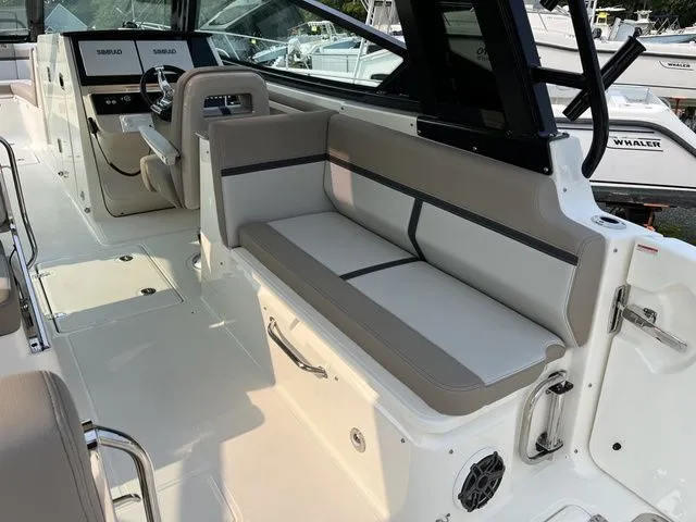 Slide: The Image of Boston Whaler 330 Vantage 2025 - 28