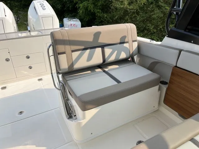 Slide: The Image of Boston Whaler 330 Vantage 2025 - 31