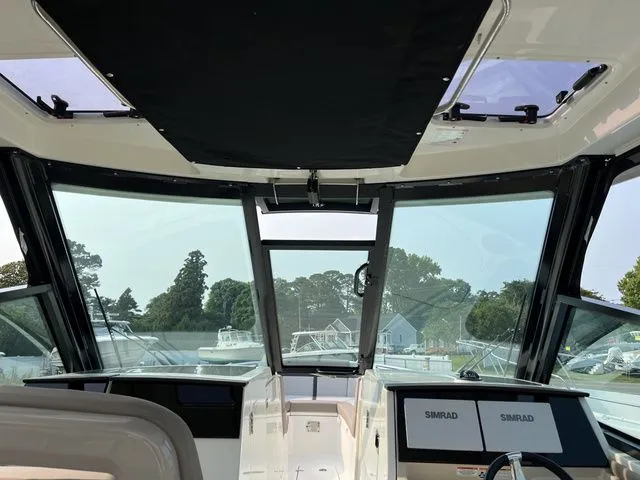 Slide: The Image of Boston Whaler 330 Vantage 2025 - 35