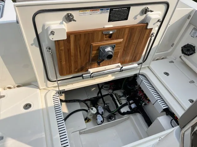 Slide: The Image of Boston Whaler 330 Vantage 2025 - 37